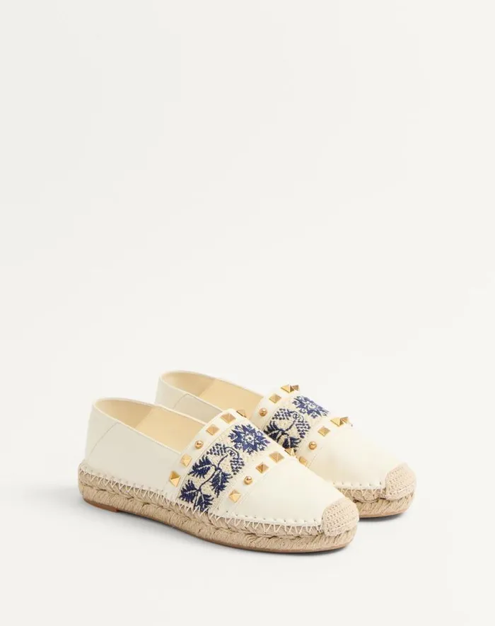 Valentino Espadrilles And Wedges Woman Espadrille In Nappa With Grape Embroidery 20mm For Woman In Ivorynaturalblue Ivorynaturalblue Valentino Espadrilles And Wedges Woman Espadrille In Nappa With Grape Embroidery 20mm For Woman In Ivorynaturalblue Ivorynaturalblue