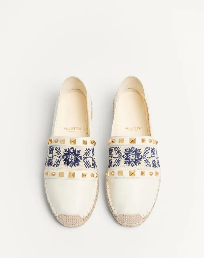 Valentino Espadrilles And Wedges Woman Espadrille In Nappa With Grape Embroidery 20mm For Woman In Ivorynaturalblue Ivorynaturalblue Valentino Espadrilles And Wedges Woman Espadrille In Nappa With Grape Embroidery 20mm For Woman In Ivorynaturalblue Ivorynaturalblue