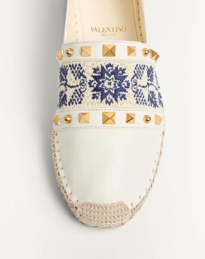 Valentino Espadrilles And Wedges Woman Espadrille In Nappa With Grape Embroidery 20mm For Woman In Ivorynaturalblue Ivorynaturalblue Valentino Espadrilles And Wedges Woman Espadrille In Nappa With Grape Embroidery 20mm For Woman In Ivorynaturalblue Ivorynaturalblue