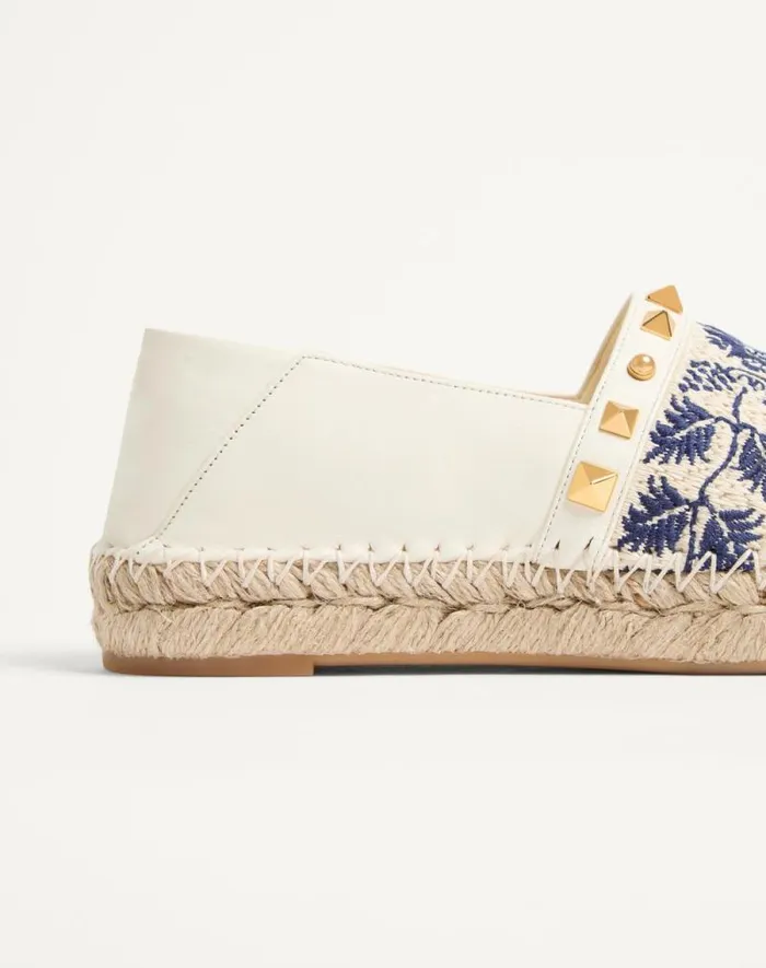 Valentino Espadrilles And Wedges Woman Espadrille In Nappa With Grape Embroidery 20mm For Woman In Ivorynaturalblue Ivorynaturalblue Valentino Espadrilles And Wedges Woman Espadrille In Nappa With Grape Embroidery 20mm For Woman In Ivorynaturalblue Ivorynaturalblue