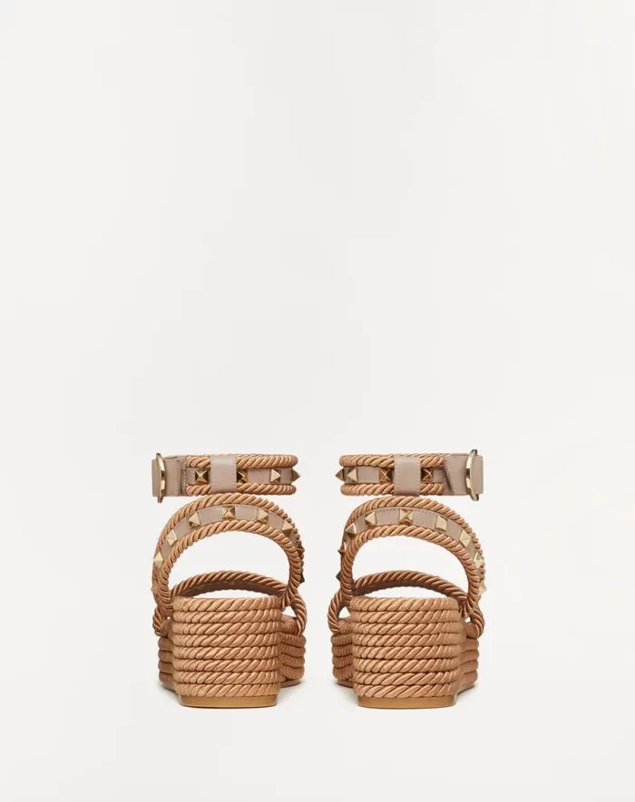 Valentino Espadrilles And Wedges Woman Rockstud Flatform Sandal In Calfskin 45mm For Woman In Poudre Poudre Valentino Espadrilles And Wedges Woman Rockstud Flatform Sandal In Calfskin 45mm For Woman In Poudre Poudre