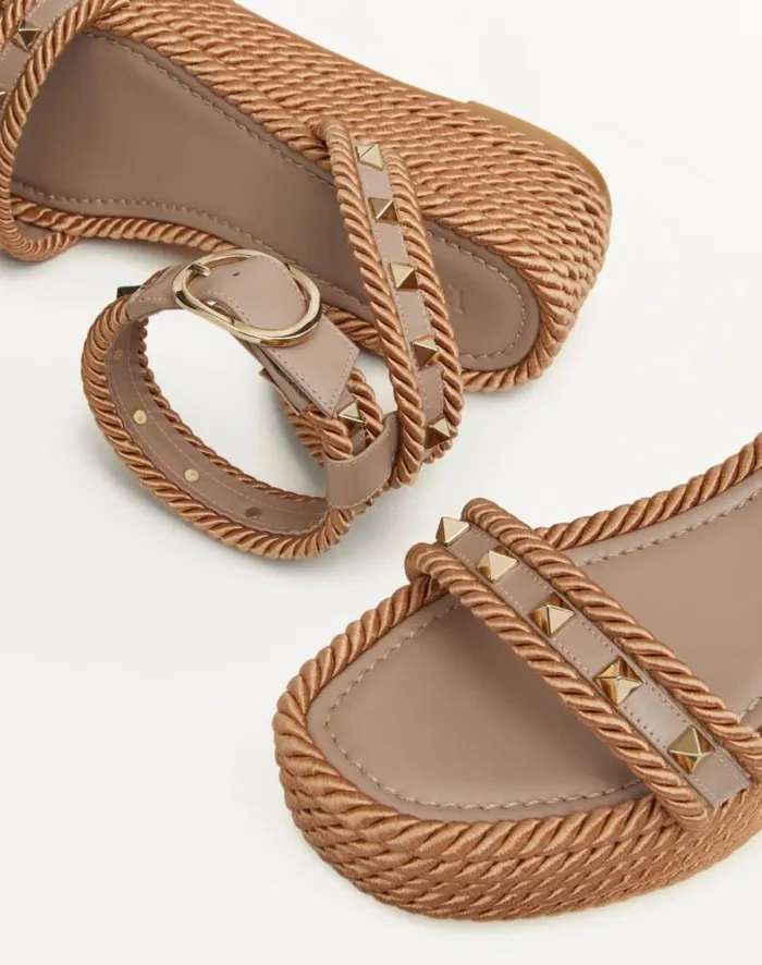 Valentino Espadrilles And Wedges Woman Rockstud Flatform Sandal In Calfskin 45mm For Woman In Poudre Poudre Valentino Espadrilles And Wedges Woman Rockstud Flatform Sandal In Calfskin 45mm For Woman In Poudre Poudre