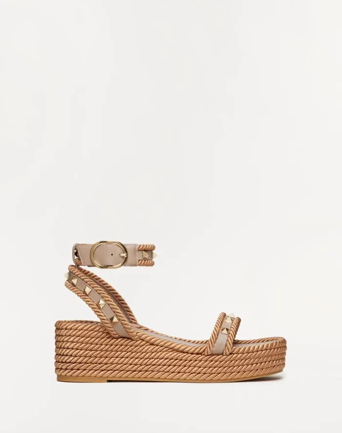Valentino Espadrilles And Wedges Woman Rockstud Flatform Sandal In Calfskin 45mm For Woman In Poudre Poudre Valentino Espadrilles And Wedges Woman Rockstud Flatform Sandal In Calfskin 45mm For Woman In Poudre Poudre