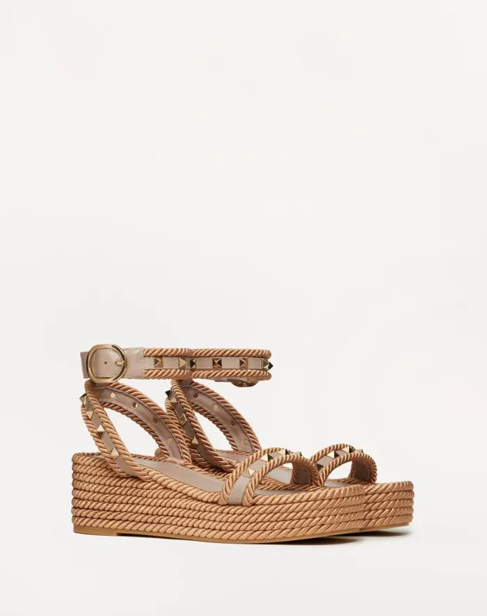 Valentino Espadrilles And Wedges Woman Rockstud Flatform Sandal In Calfskin 45mm For Woman In Poudre Poudre Valentino Espadrilles And Wedges Woman Rockstud Flatform Sandal In Calfskin 45mm For Woman In Poudre Poudre