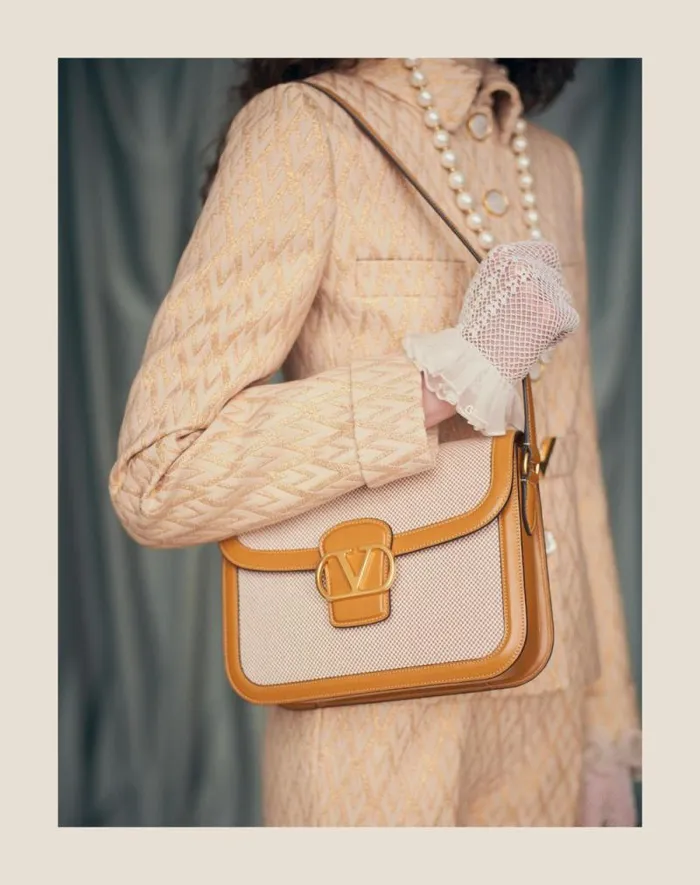 Valentino Shoulder Bags Woman Valentino Garavani 9to5 Canvas Shoulder Bag For Woman In Beige Beige Valentino Shoulder Bags Woman Valentino Garavani 9to5 Canvas Shoulder Bag For Woman In Beige Beige