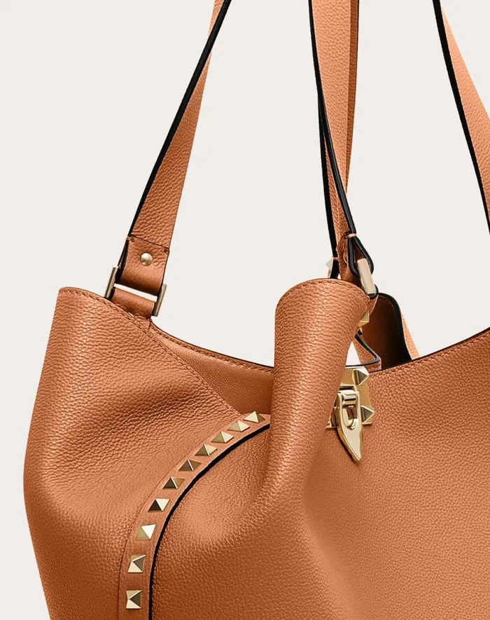 Valentino Totes Woman Valentino Garavani Rockstud Shopping Bag In Grainy Calfskin For Woman In Almond Almond