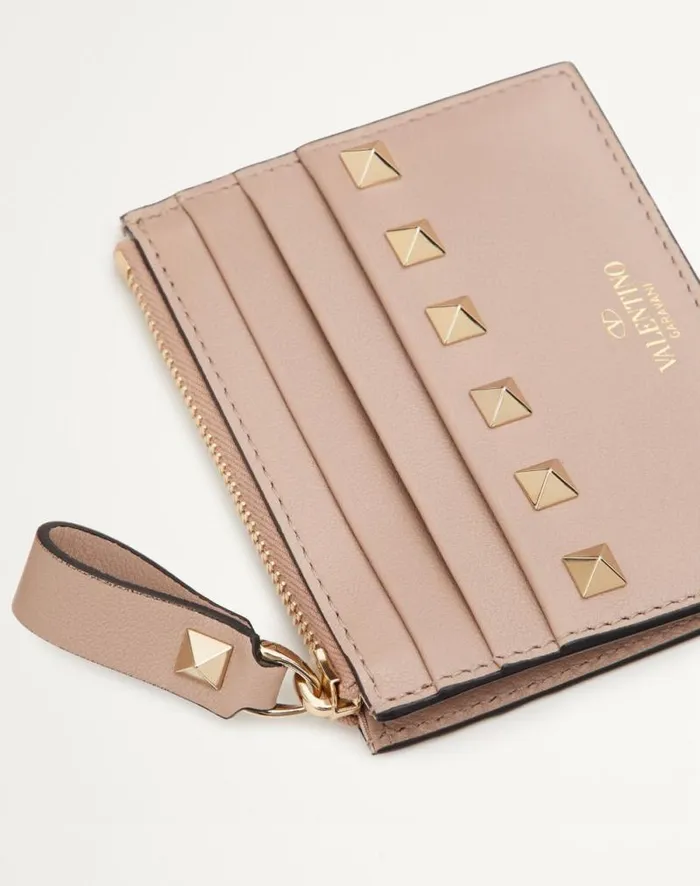 Valentino Wallets And Small Leather Goods Woman Rockstud Calfskin Cardholder With Zipper For Woman In Poudre Poudre Valentino Wallets And Small Leather Goods Woman Rockstud Calfskin Cardholder With Zipper For Woman In Poudre Poudre