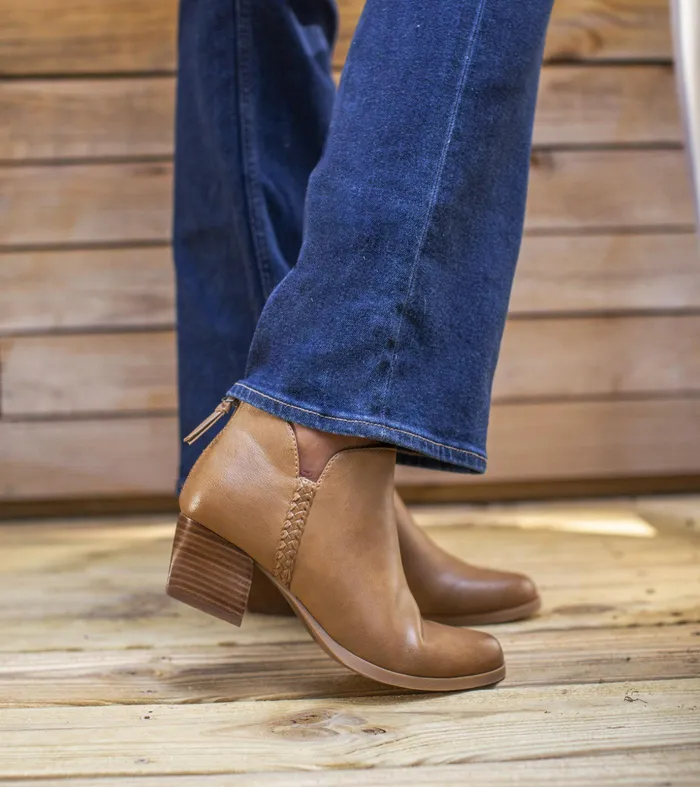 Women Baretraps Booties Lauryn Block Heel Ankle Bootie Walnut