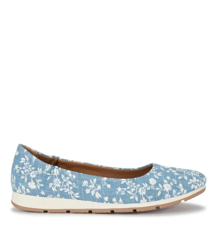 Women Baretraps Flats and Loafers Prim Slip On Bluewhite Flower Canvas
